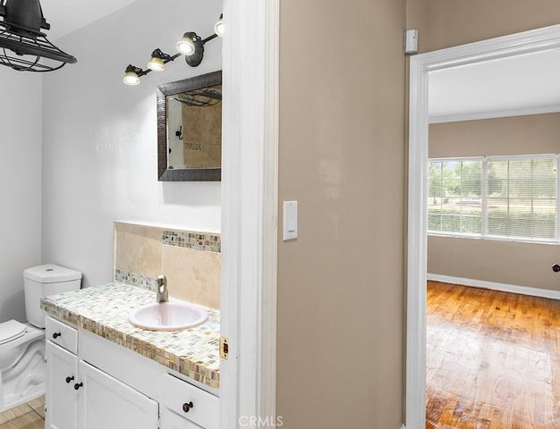 16637 Victory Boulevard, Van Nuys, CA 91406