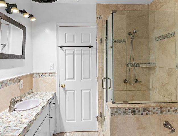 16637 Victory Boulevard, Van Nuys, CA 91406