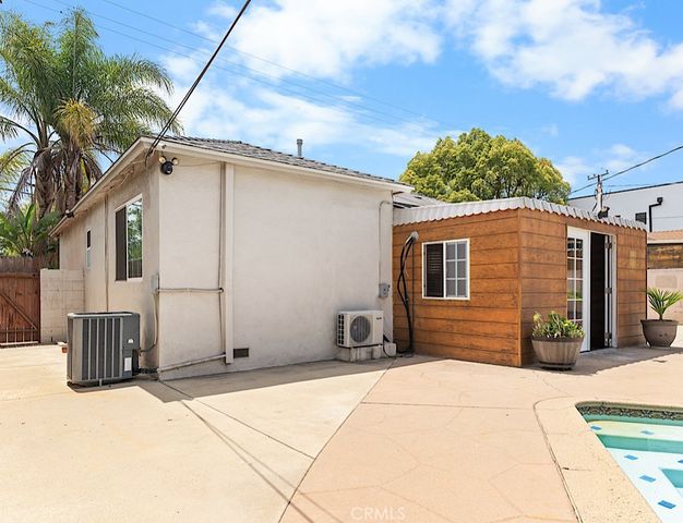 16637 Victory Boulevard, Van Nuys, CA 91406