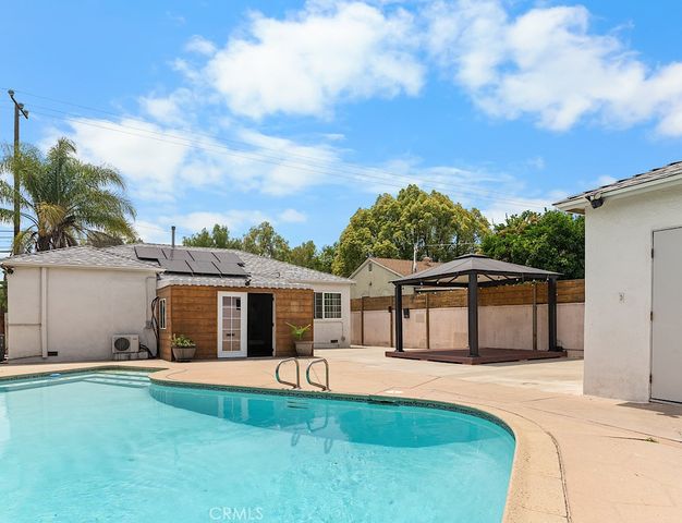 16637 Victory Boulevard, Van Nuys, CA 91406