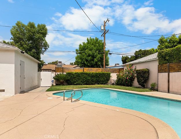16637 Victory Boulevard, Van Nuys, CA 91406