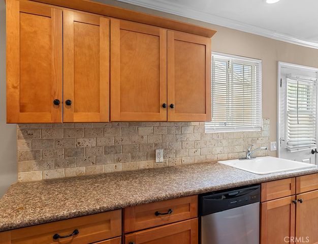16637 Victory Boulevard, Van Nuys, CA 91406
