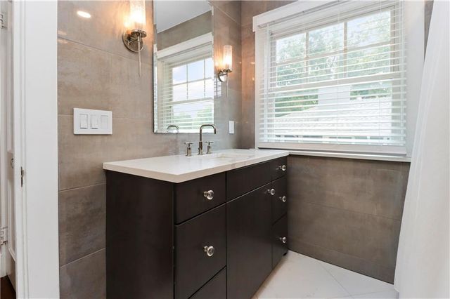 408 W 61st Street, Kansas City, MO 64113