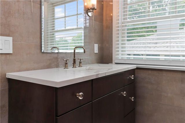 408 W 61st Street, Kansas City, MO 64113