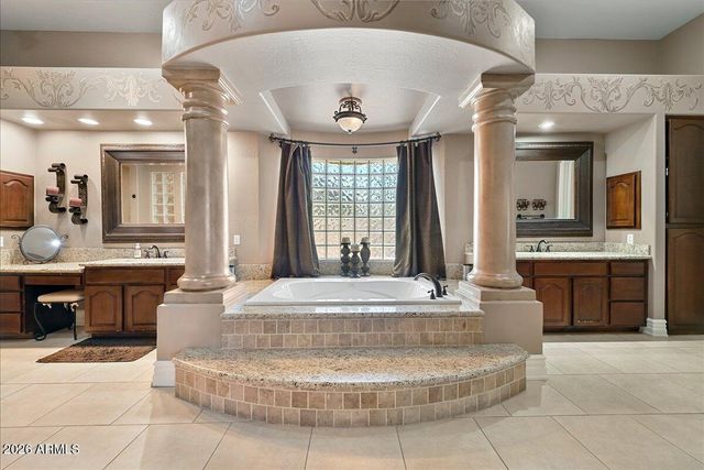 8669 E DAVENPORT Drive, Scottsdale, AZ 85260