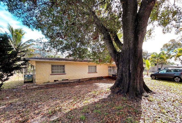 2510 Newport Drive, Fort Pierce, FL 34982