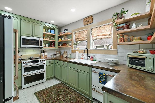 831 N GRANDVIEW STREET, Mount Dora, FL 32757