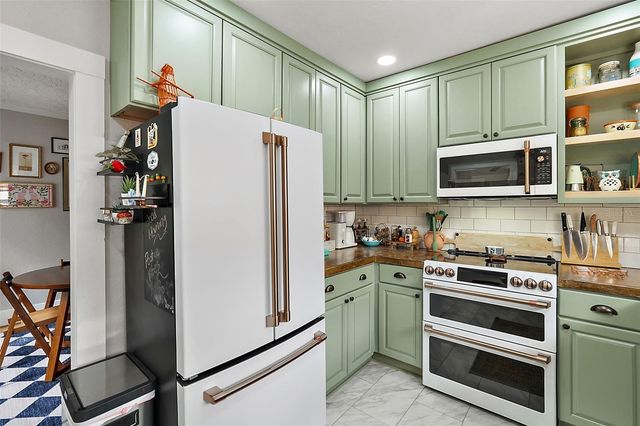 831 N GRANDVIEW STREET, Mount Dora, FL 32757