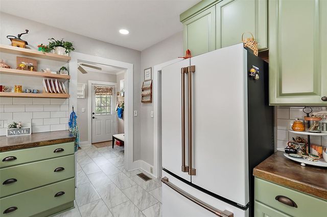 831 N GRANDVIEW STREET, Mount Dora, FL 32757