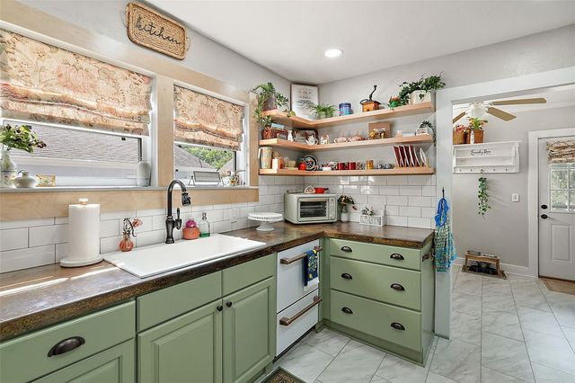 831 N GRANDVIEW STREET, Mount Dora, FL 32757