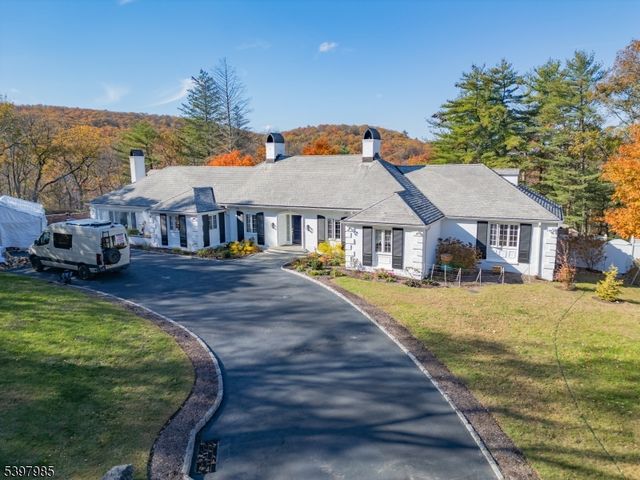 18 Pepperidge Tree Ter, Kinnelon Boro, NJ 07405