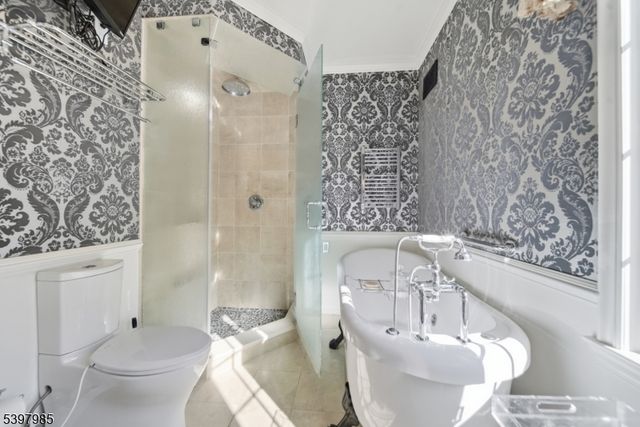 18 Pepperidge Tree Ter, Kinnelon Boro, NJ 07405