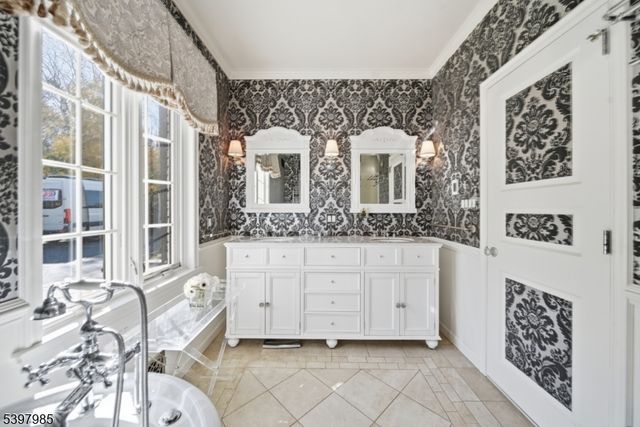 18 Pepperidge Tree Ter, Kinnelon Boro, NJ 07405