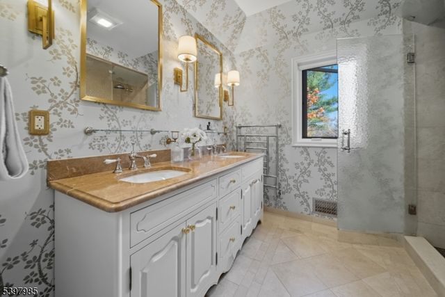 18 Pepperidge Tree Ter, Kinnelon Boro, NJ 07405