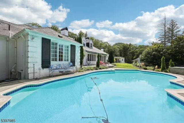 18 Pepperidge Tree Ter, Kinnelon Boro, NJ 07405