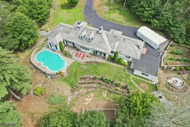 18 Pepperidge Tree Ter, Kinnelon Boro, NJ 07405