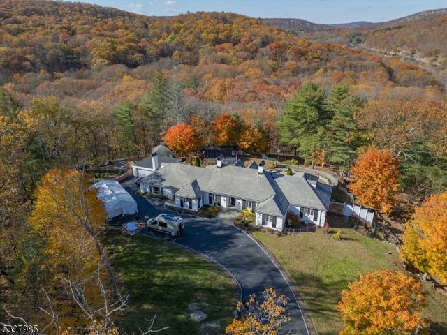 18 Pepperidge Tree Ter, Kinnelon Boro, NJ 07405