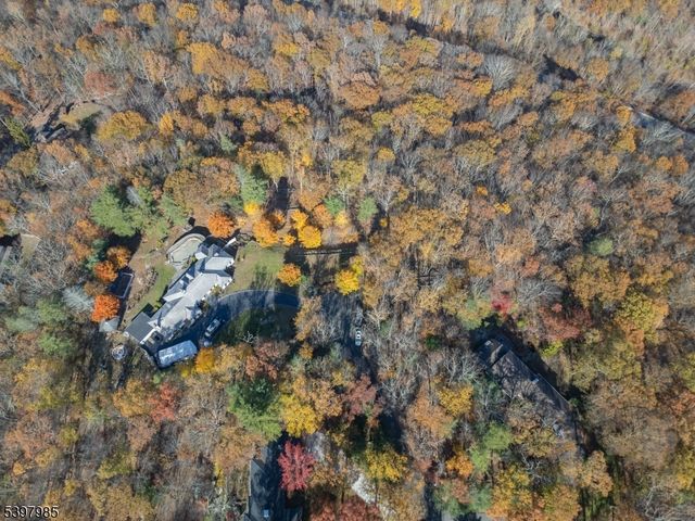 18 Pepperidge Tree Ter, Kinnelon Boro, NJ 07405