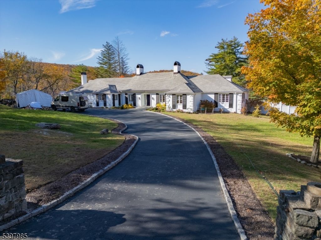 18 Pepperidge Tree Ter, Kinnelon Boro, NJ 07405