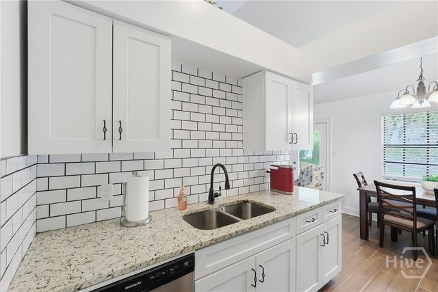 126 S Robinhood Drive, Savannah, GA 31406