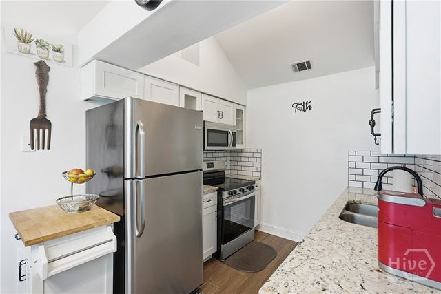 126 S Robinhood Drive, Savannah, GA 31406