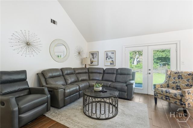 126 S Robinhood Drive, Savannah, GA 31406