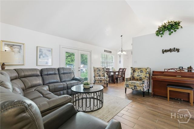 126 S Robinhood Drive, Savannah, GA 31406