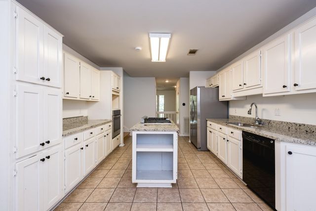 17 Perdido Dr, Little Rock, AR 72211