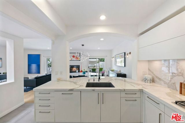 6435 Zumirez Drive 9, Malibu, CA 90265