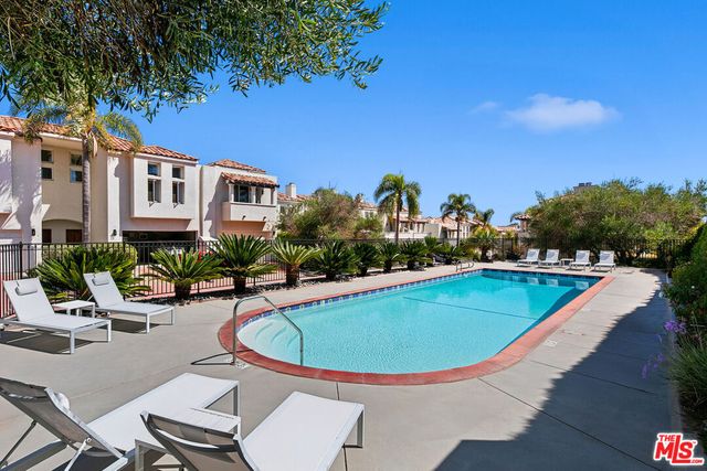6435 Zumirez Drive 9, Malibu, CA 90265