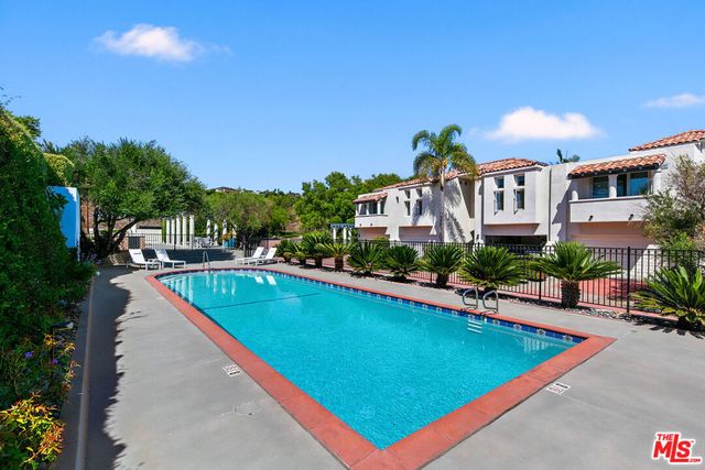 6435 Zumirez Drive 9, Malibu, CA 90265