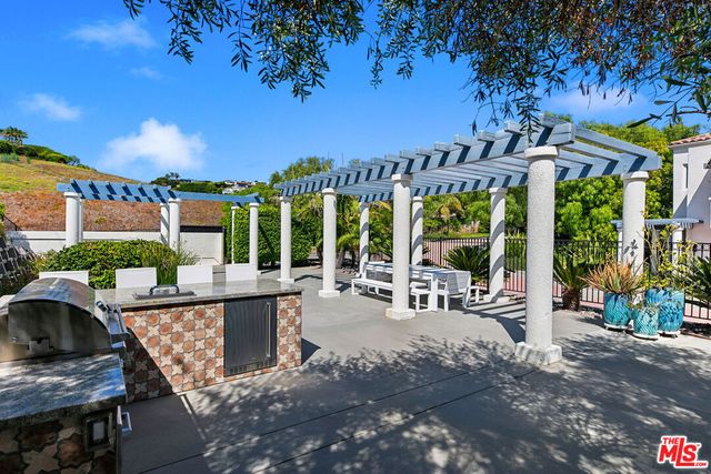 6435 Zumirez Drive 9, Malibu, CA 90265
