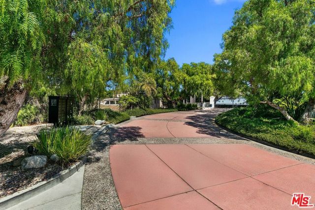 6435 Zumirez Drive 9, Malibu, CA 90265