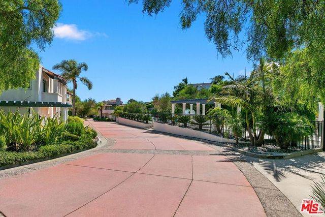 6435 Zumirez Drive 9, Malibu, CA 90265