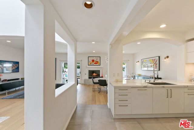 6435 Zumirez Drive 9, Malibu, CA 90265