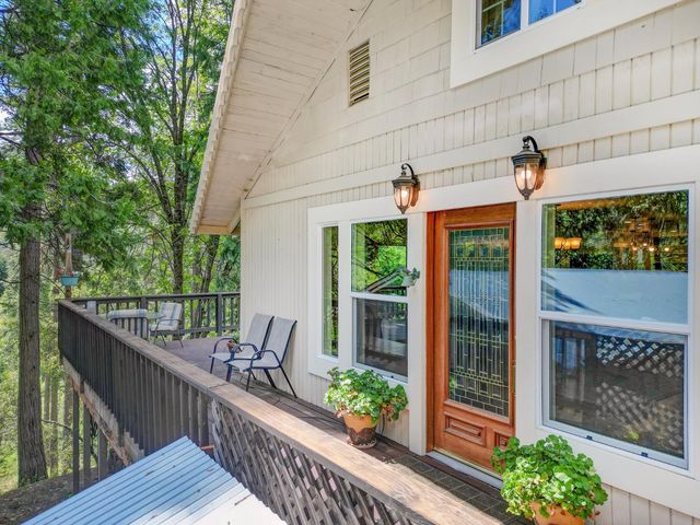 238 Cedar Dr, Hathaway Pines, CA 95233