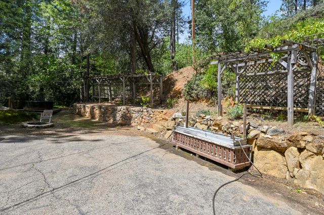 238 Cedar Dr, Hathaway Pines, CA 95233