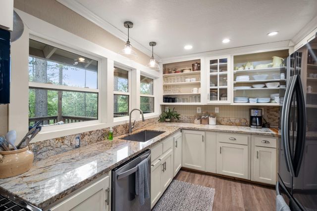 238 Cedar Dr, Hathaway Pines, CA 95233