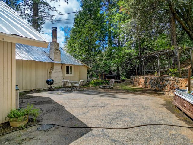 238 Cedar Dr, Hathaway Pines, CA 95233