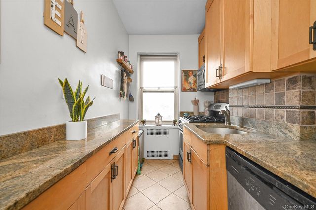 67-76 Booth Street 2i, Forest Hills, NY 11375