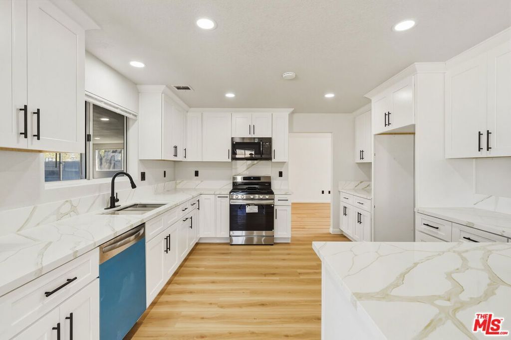 Image 12 of property listing at 17590 El Cajon Drive, Hesperia, CA 92345