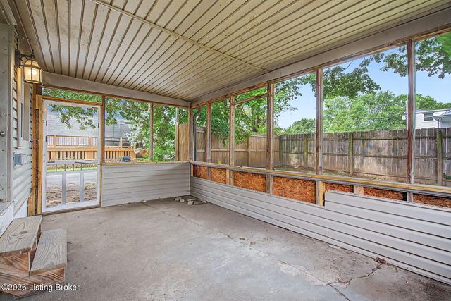 2006 Bradley Ave, Louisville, KY 40217