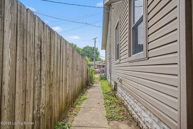 2006 Bradley Ave, Louisville, KY 40217