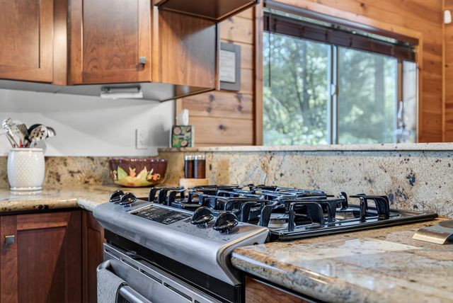 453 Blackbird Ln, Avery, CA 95224