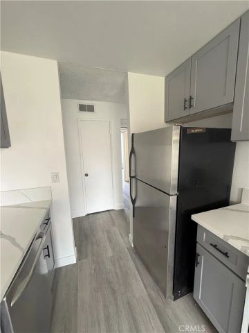 700 W La Veta E4, Orange, CA 92868