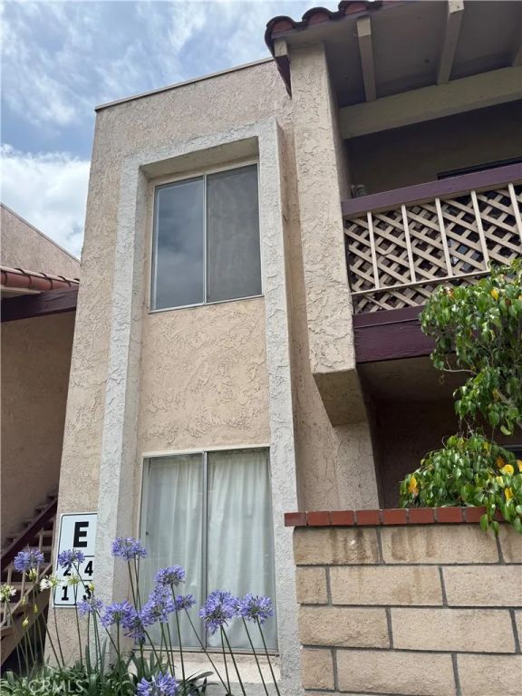 700 W La Veta E4, Orange, CA 92868