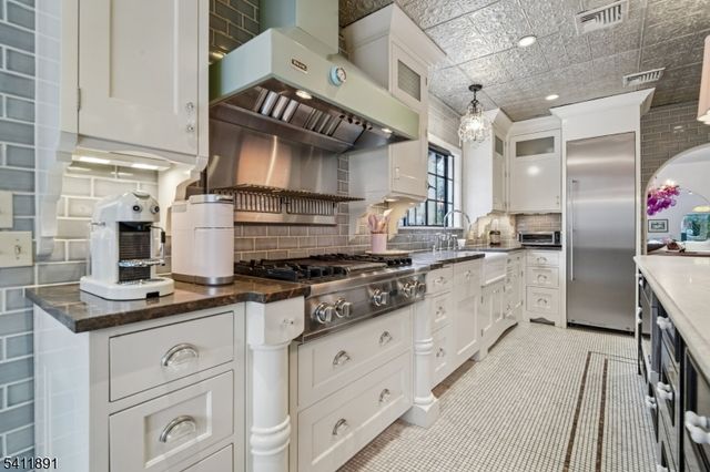 20 Barnsdale Rd, Millburn Twp., NJ 07078