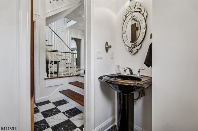 20 Barnsdale Rd, Millburn Twp., NJ 07078