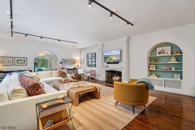 20 Barnsdale Rd, Millburn Twp., NJ 07078