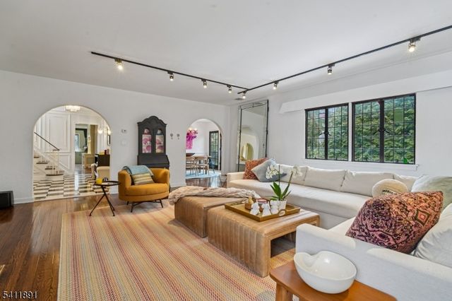 20 Barnsdale Rd, Millburn Twp., NJ 07078